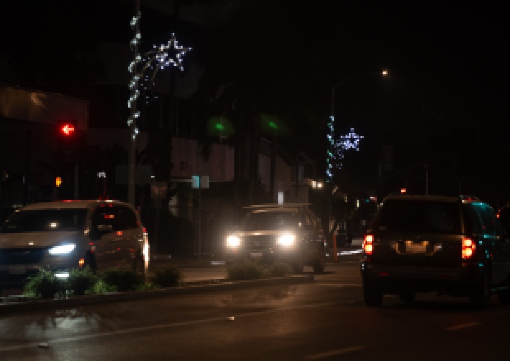 Las luces navideñas brillan en Old Town después del evento de celebración LUCES, CÁMARA Y A CAMINAR