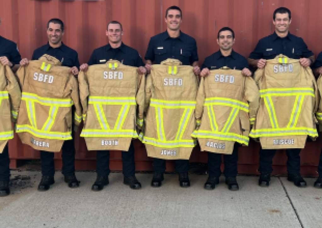 El Departamento de Bomberos de la Ciudad honra a los graduados de la Academia de Bomberos y a los recién ascendidos