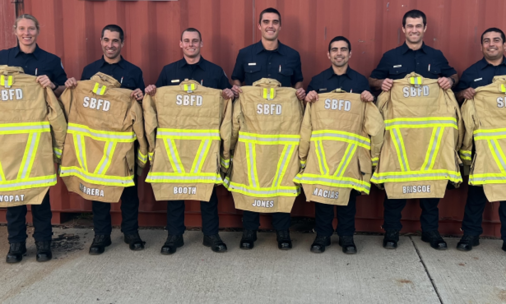 El Departamento de Bomberos de la Ciudad honra a los graduados de la Academia de Bomberos y a los recién ascendidos