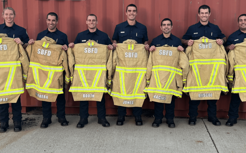 El Departamento de Bomberos de la Ciudad honra a los graduados de la Academia de Bomberos y a los recién ascendidos