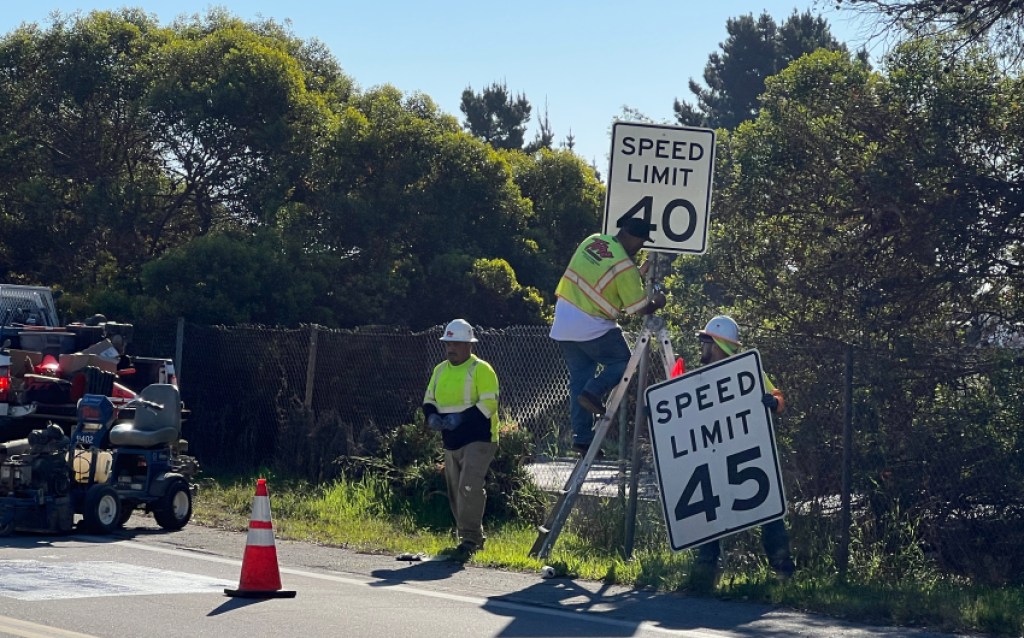 Nuevas señales de límite de velocidad reducida con banderas se colocarán en lugares designados